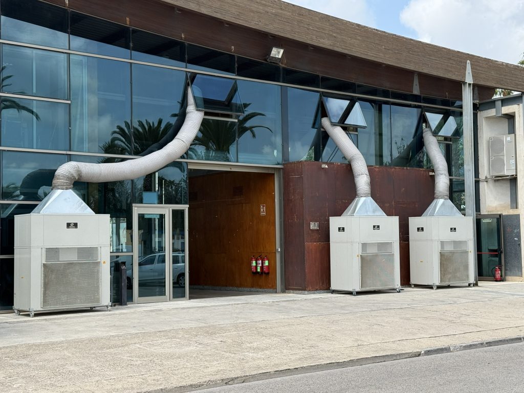 Equipos temporales de climatización instalados en un recinto para un festival