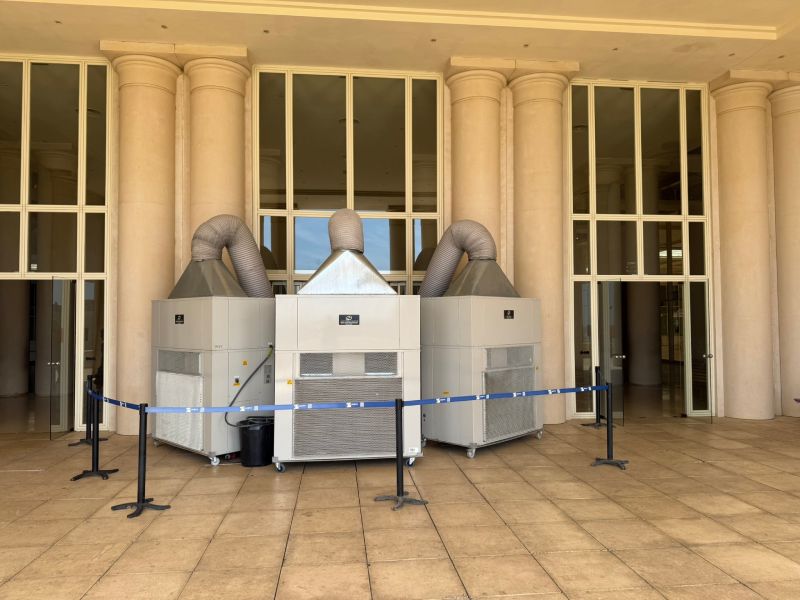 Instalación temporal de aire acondicionado con conductos en una sala para eventos